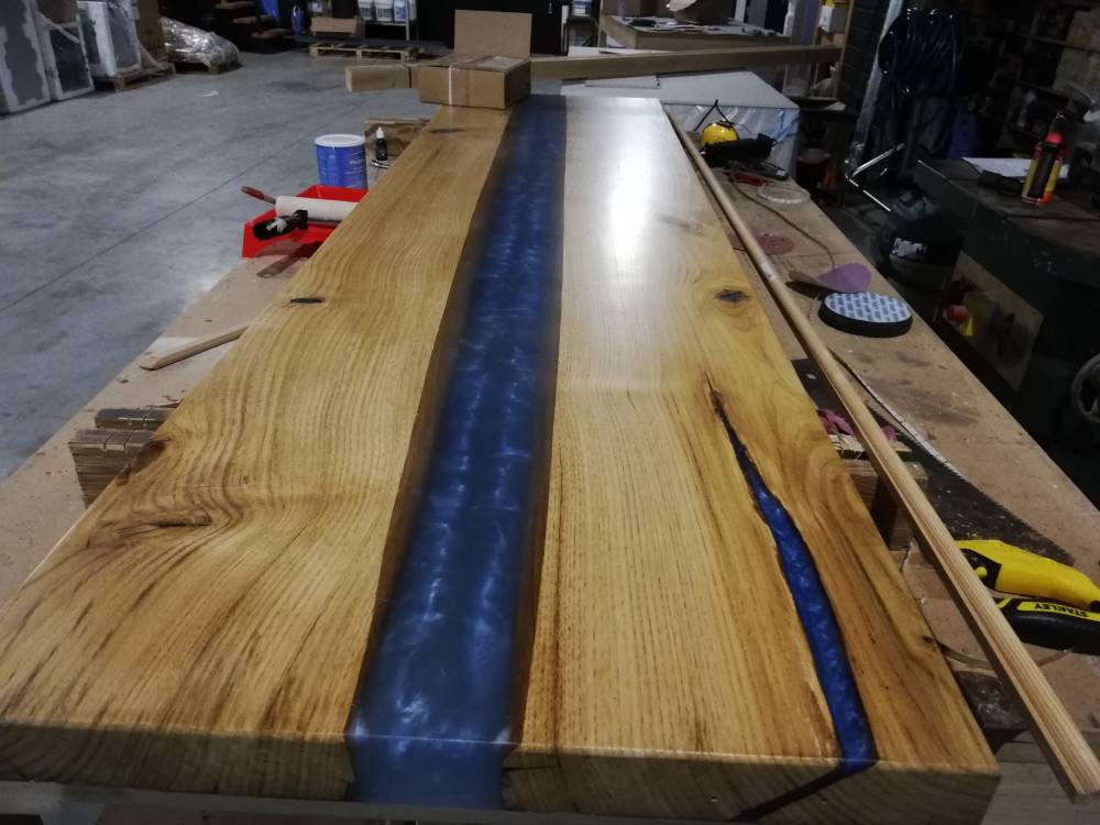 Table rivière bois résine époxy à Quimperlé (29)